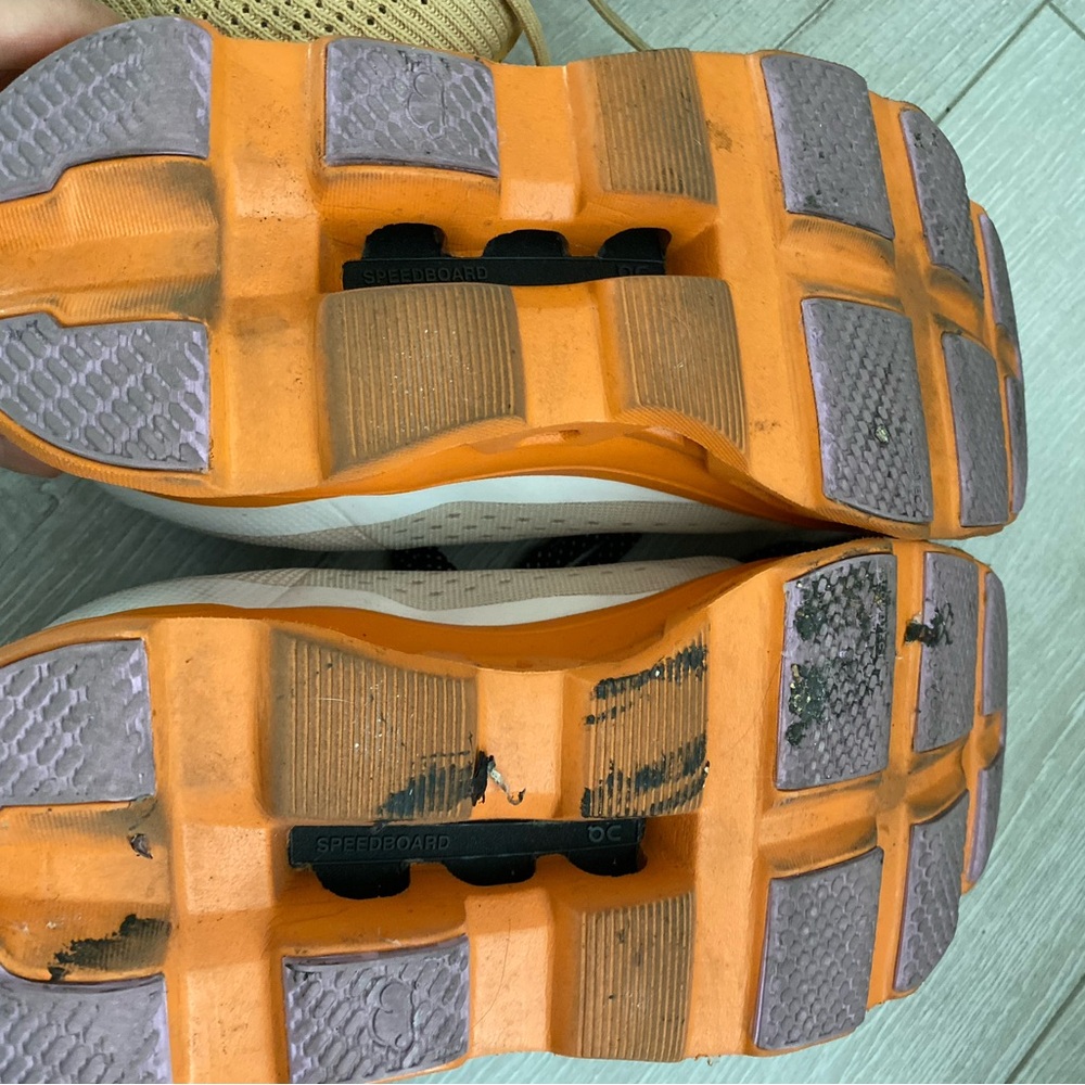 On cloud athletic shoes cream and orange - Picture 3 of 5